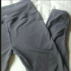 XS alo yoga Capri leggings - super cute!
